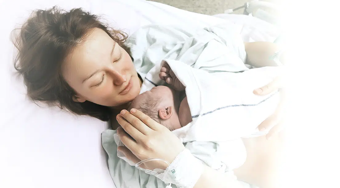 Mamá recibe a su bebé en el hospital