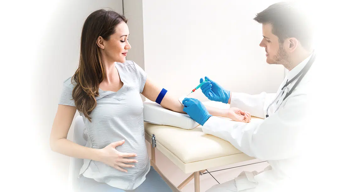 Mujer embarazad se realiza una prueba de sangre