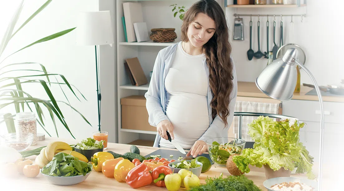 Mujer embarazada cocinando