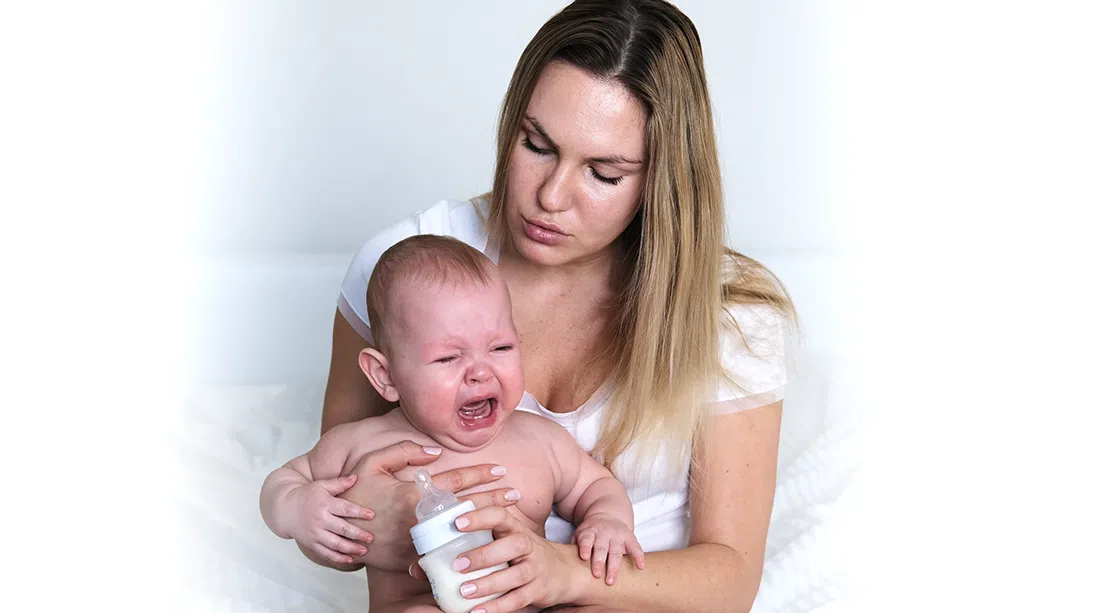 Bebé llorando en brazos de su mamá
