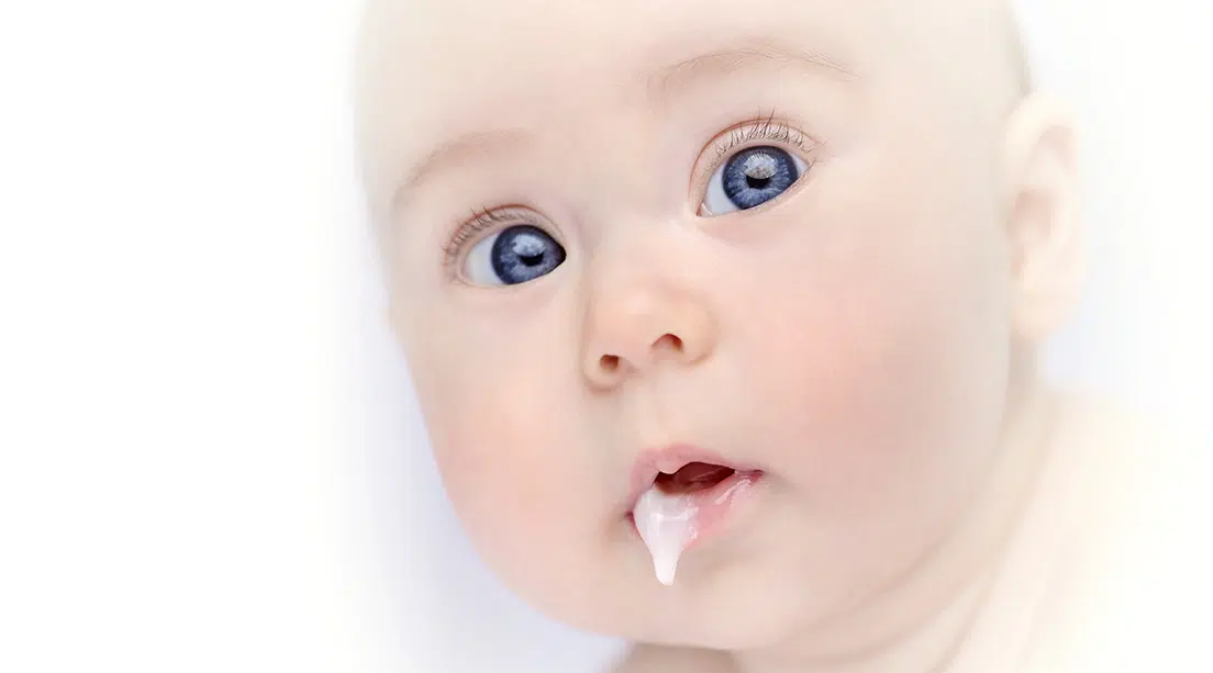 ¿Por qué sucede la regurgitación en los bebés?