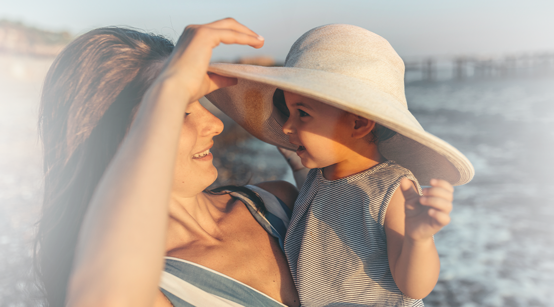 Mamá cuidando a su bebé del calor del verano