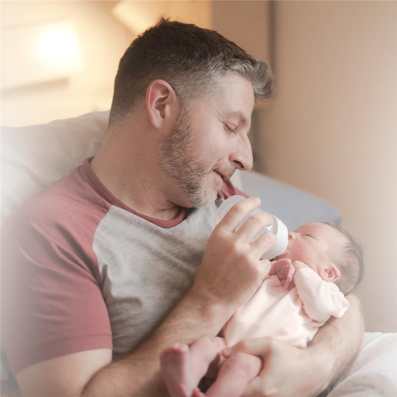 Vínculo papá y bebé, alimentándolo desde pequeño