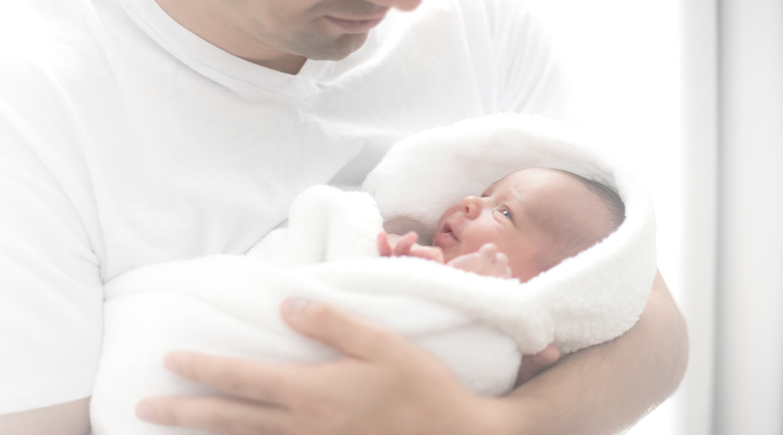Vínculo papá y bebé, cargándolo desde recién nacido
