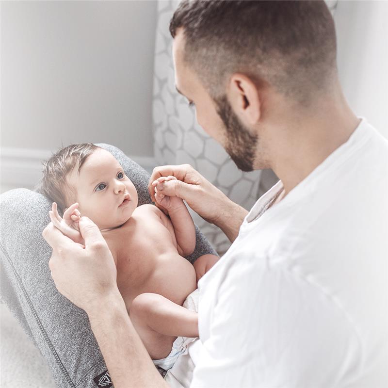 Papá jugando con su bebé