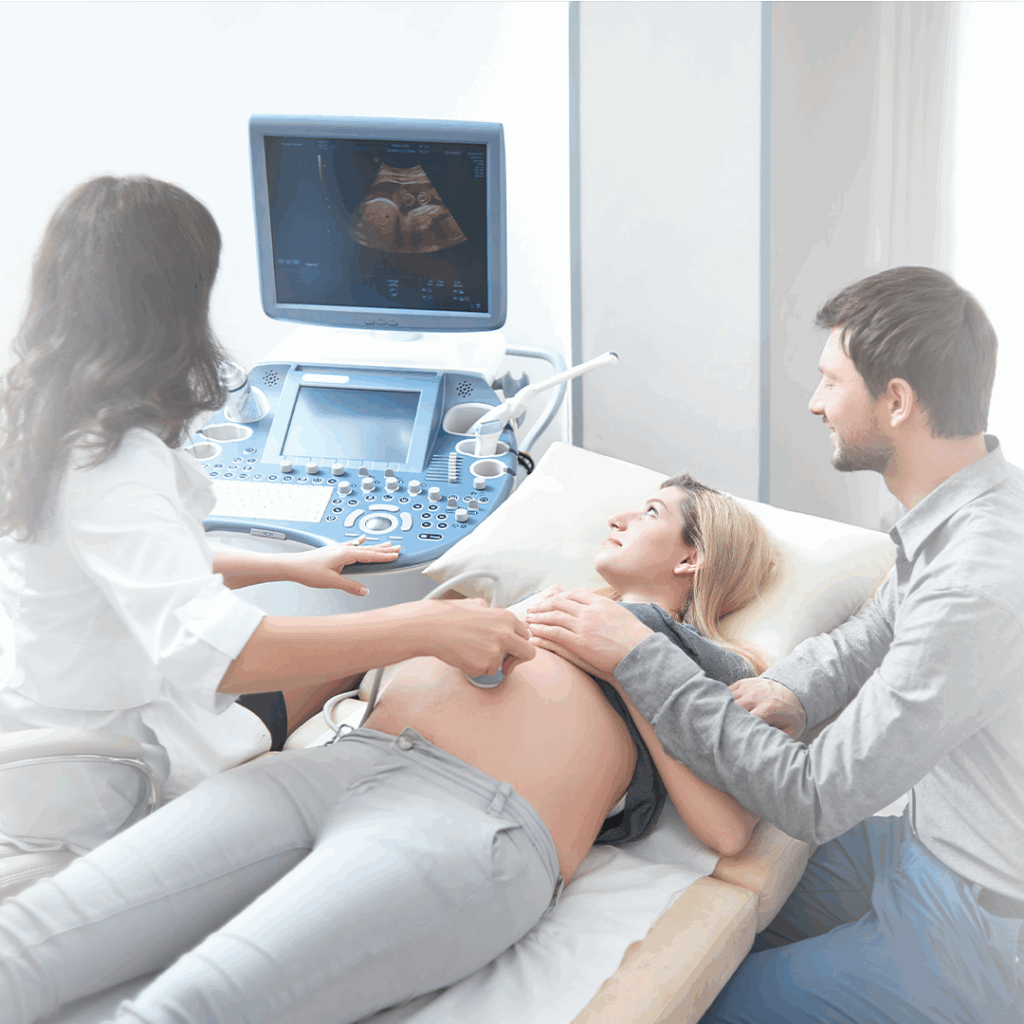 Papá acompañando a mamá en su visita al médico durante el embarazo