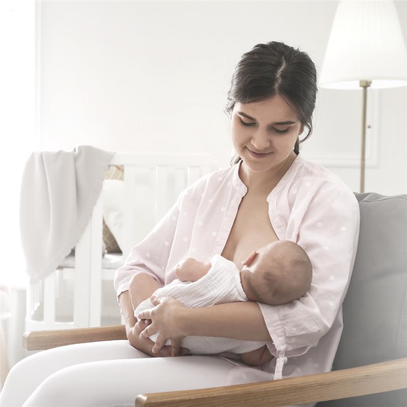 Mamá durante la lactancia alimentando a su bebé.