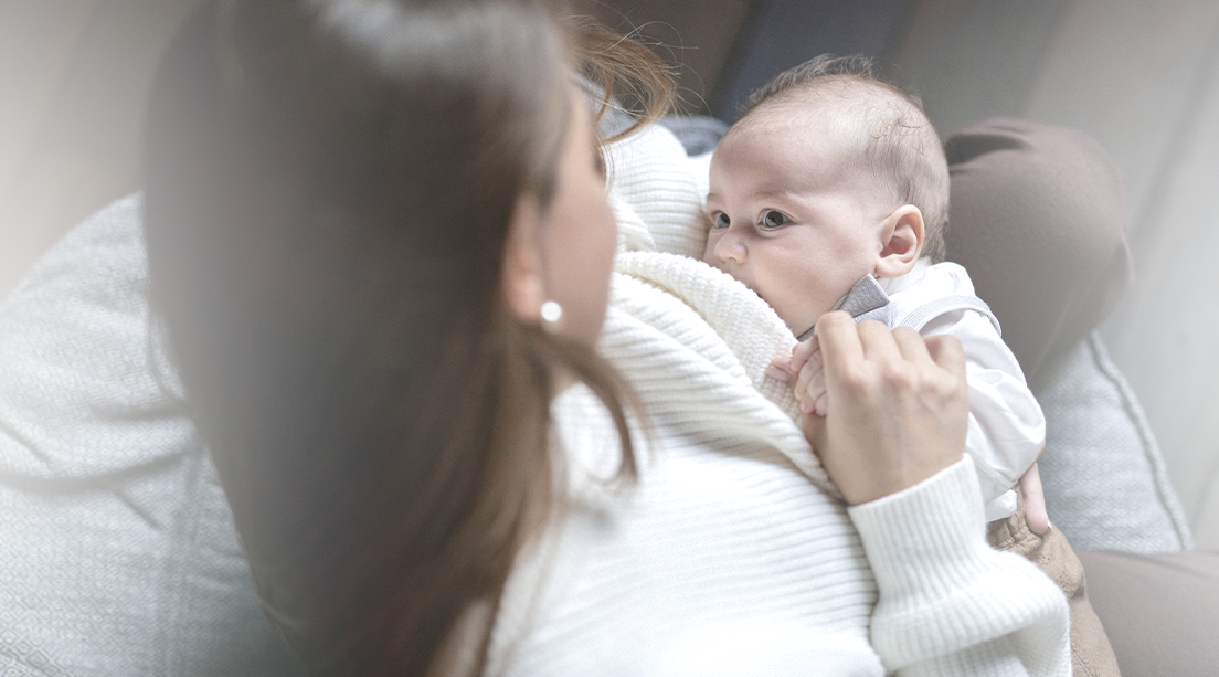 Mamá amantando a su bebé.