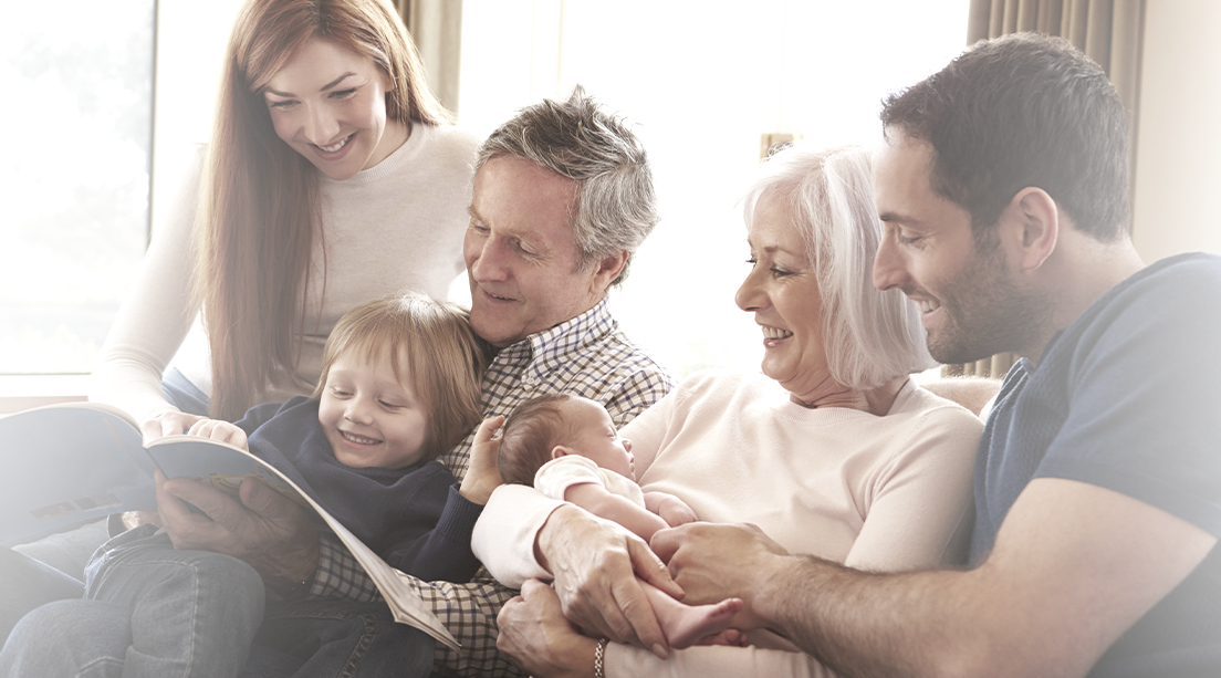 Papás y abuelos conviviendo en casa con sus pequeños.