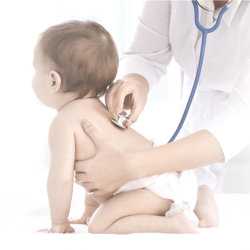 Bebé durante su primera consulta con el pediatra.