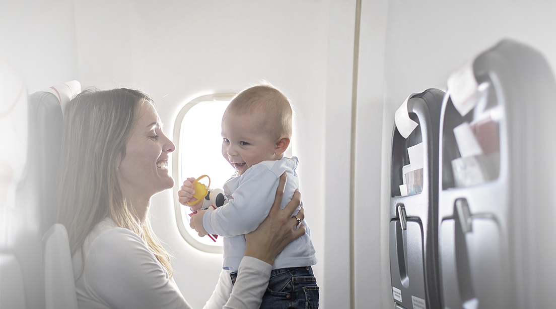Mamá y bebé durante su primer viaje familiar