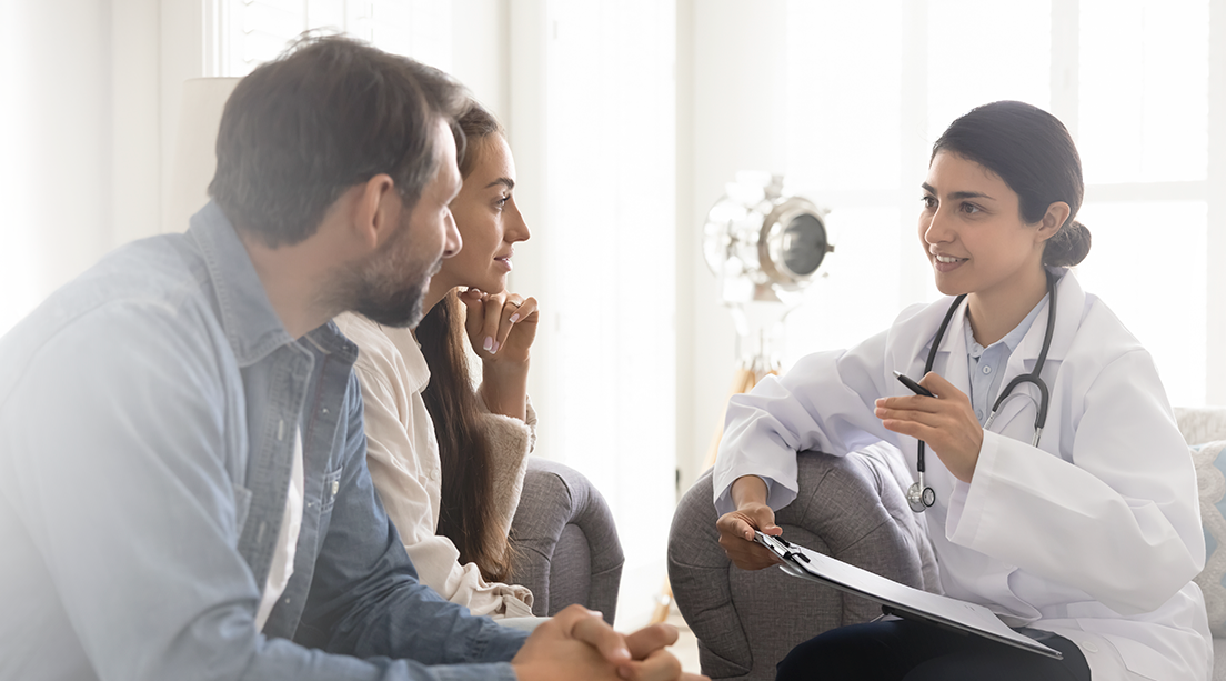 Pareja haciendo exámenes médicos antes de un embarazo