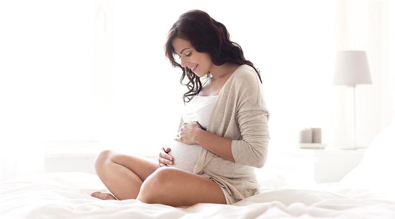 Mujer sintiendo el movimiento de su bebé en su vientre.