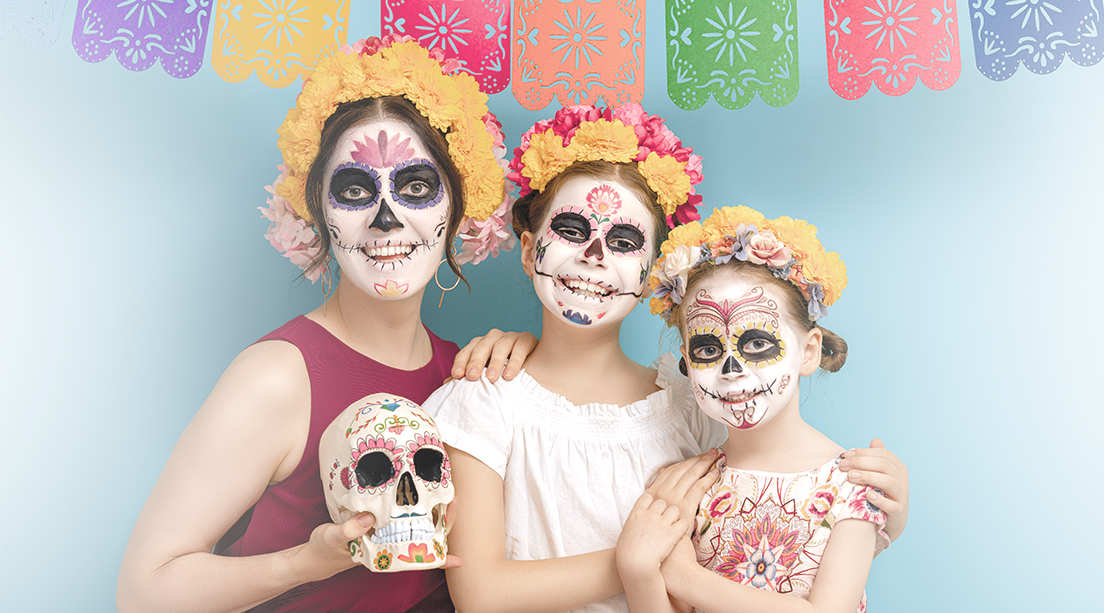 Familia compartiendo la tradición de Día de Muertos