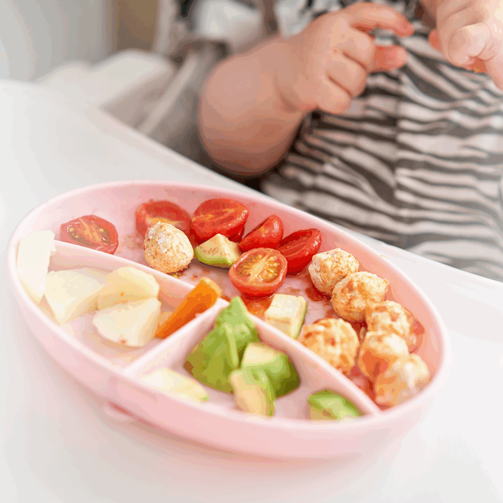 Plato del bebé con super alimentos para su alimentación.