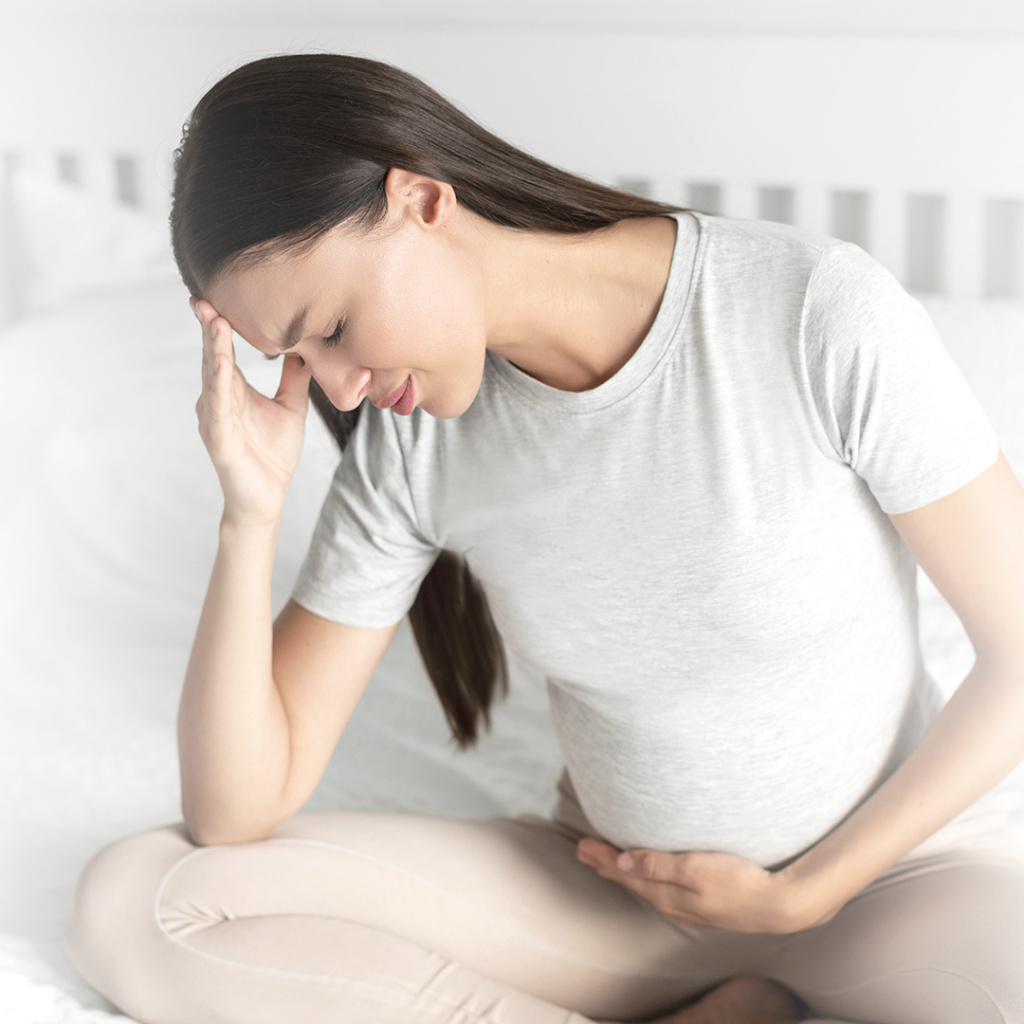 Mujer embarazada sufriendo tristeza y ansiedad durante el embarazo