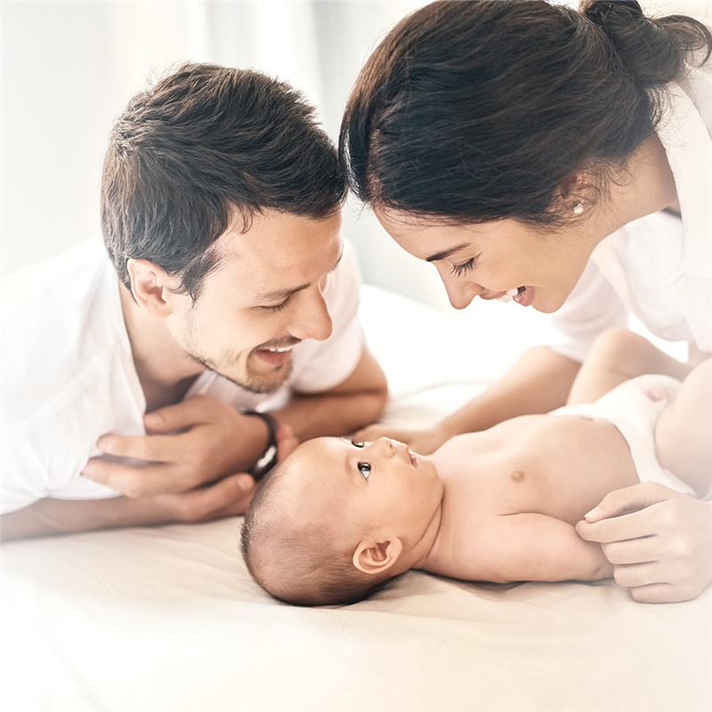 Papá y mamá, tras la llegada de un bebé a casa.